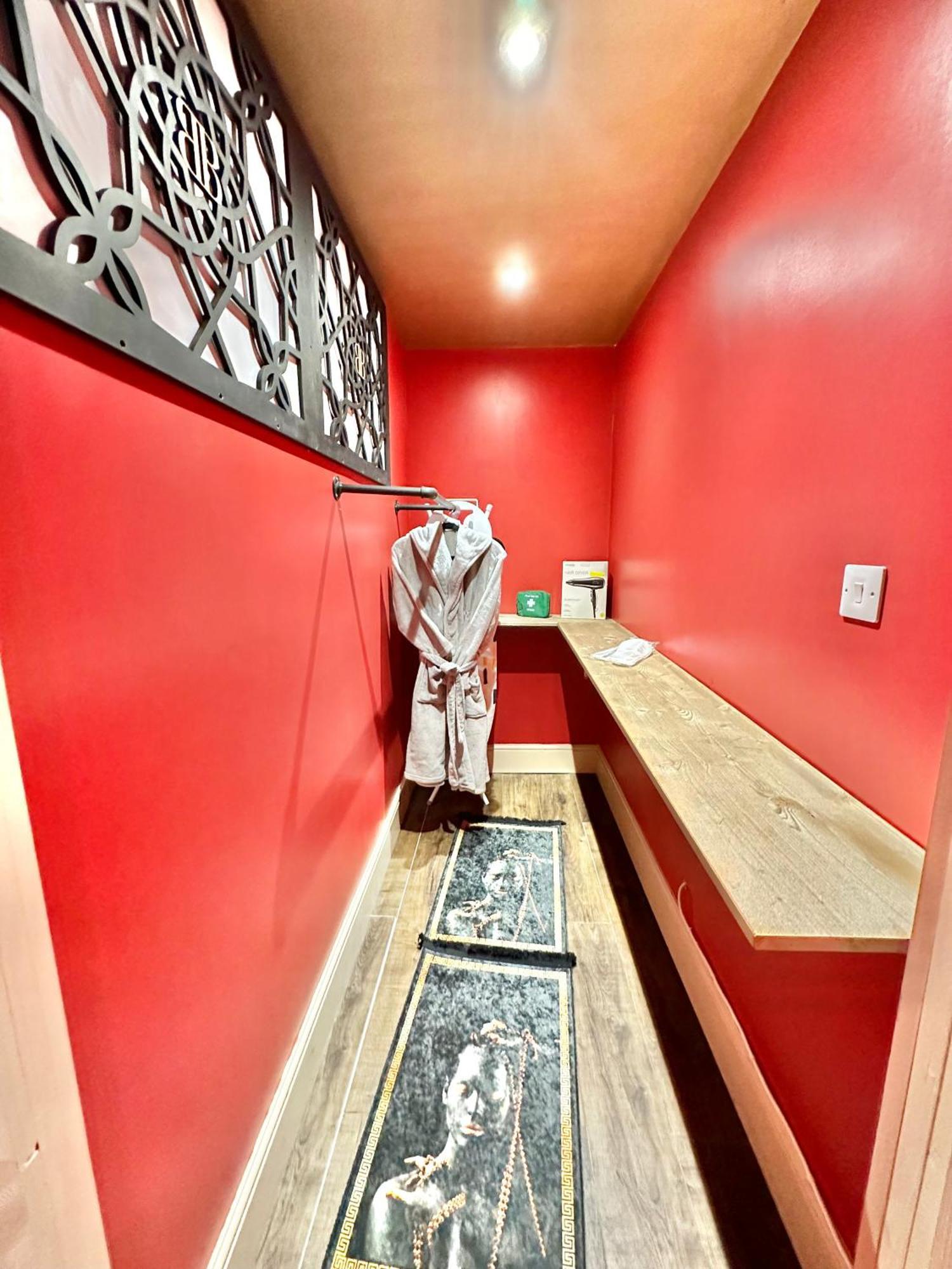 Beyond - Romantic Basement Apartment - Close To Beach - With Parking Bournemouth Ngoại thất bức ảnh