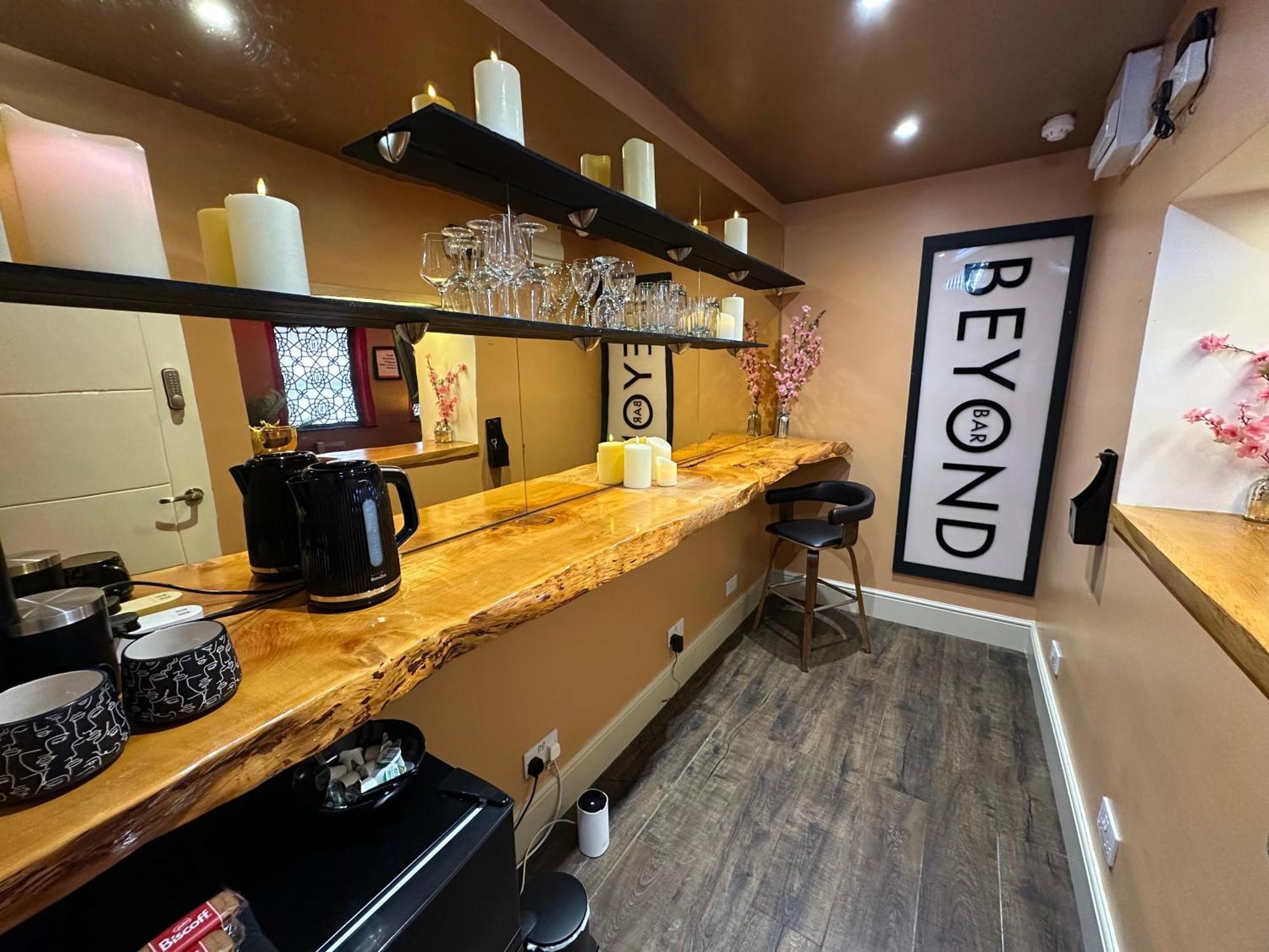 Beyond - Romantic Basement Apartment - Close To Beach - With Parking Bournemouth Ngoại thất bức ảnh