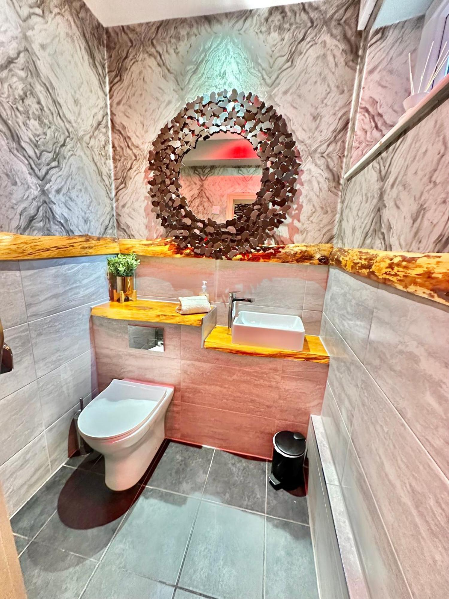 Beyond - Romantic Basement Apartment - Close To Beach - With Parking Bournemouth Ngoại thất bức ảnh
